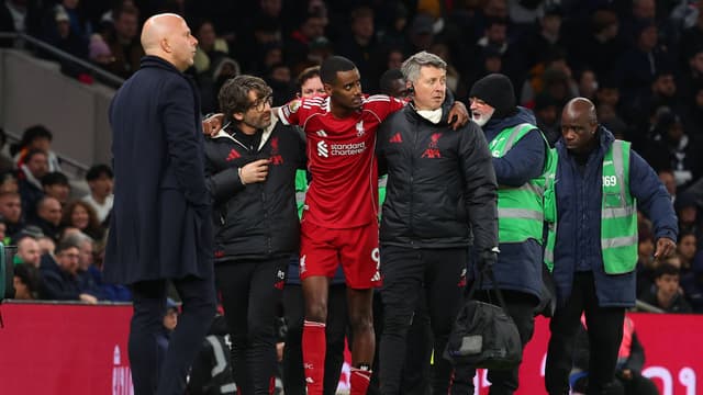 Arne Slot Targets Late-March Return for Alexander Isak After Broken Leg