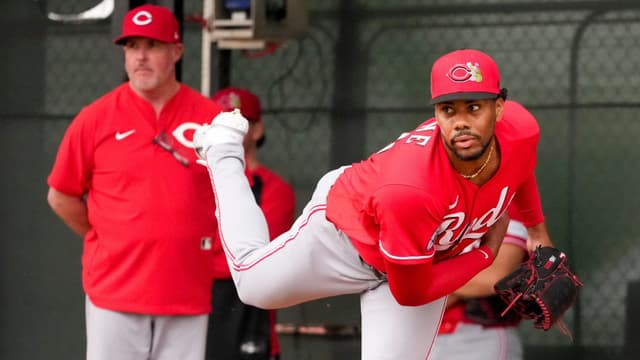 Hunter Greene’s Elbow Scare Sends Reds To Top Surgeons