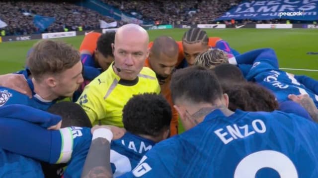 Chelsea Players Pull Referee Paul Tierney Into Pre-Match Huddle
