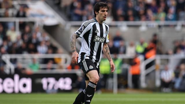 Manchester United Make Sandro Tonali Top Midfield Target Alongside Ederson