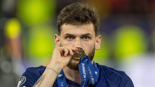 Khvicha Kvaratskhelia Wins Champions League Player Of The Season