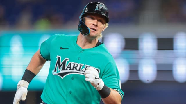 Kyle Stowers Leaves Sunday Game With Leg Injury