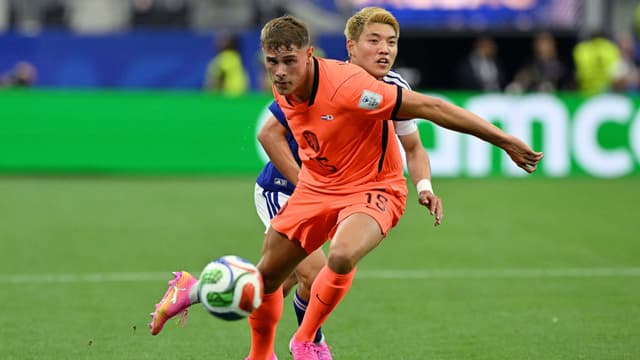 Roberto De Zerbi Taps Micky Van De Ven to Captain Tottenham
