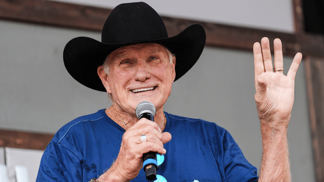 Terry Bradshaw Nearly Threw His First TV Job Offer In the Washing Machine