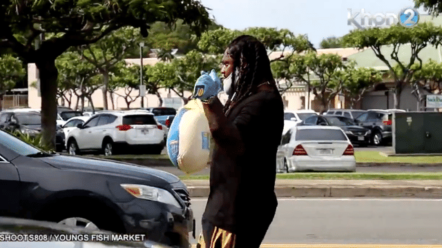 When Marshawn Lynch Handed Out 200 Free Turkeys in Hawaii for Thanksgiving