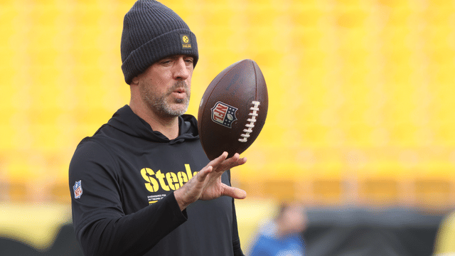 Aaron Rodgers Appears to Injure Throwing Hand Before Steelers-Colts Game