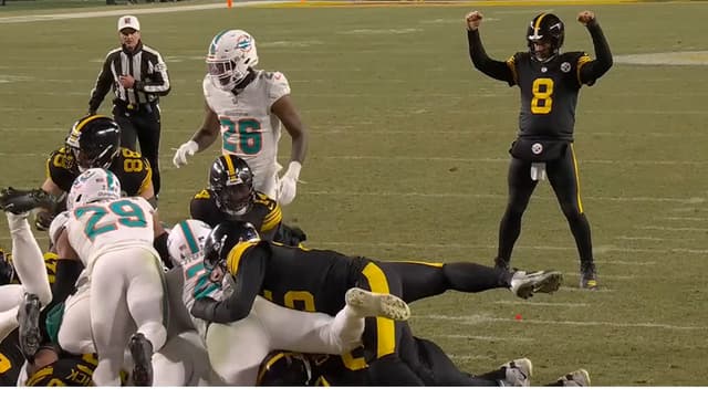 Aaron Rodgers Watches Steelers’ Tush Push From Afar During Clash vs Dolphins