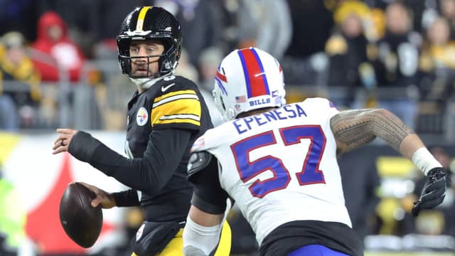 Aaron Rodgers Defends Steelers HC Despite Loud “Fire Mike Tomlin!” Chants