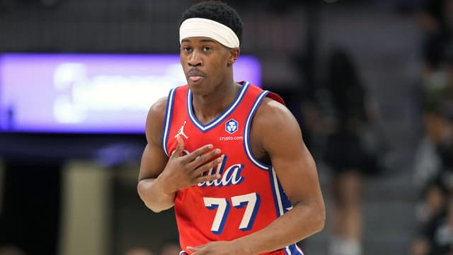 76ers Face Major Injury Blow as VJ Edgecombe Exits Game 2 With “Significant Limp”