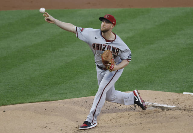 Merrill Kelly Reunites With Diamondbacks on Two-Year Contract