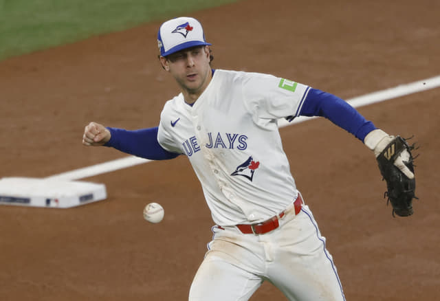 Cincinnati Reds Bring Back Eugenio Suárez