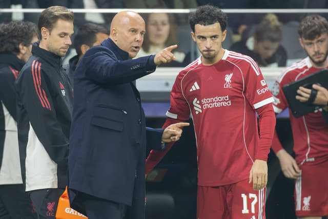 Arne Slot Weighs Curtis Jones Role As Liverpool Eye Wolves Rotation