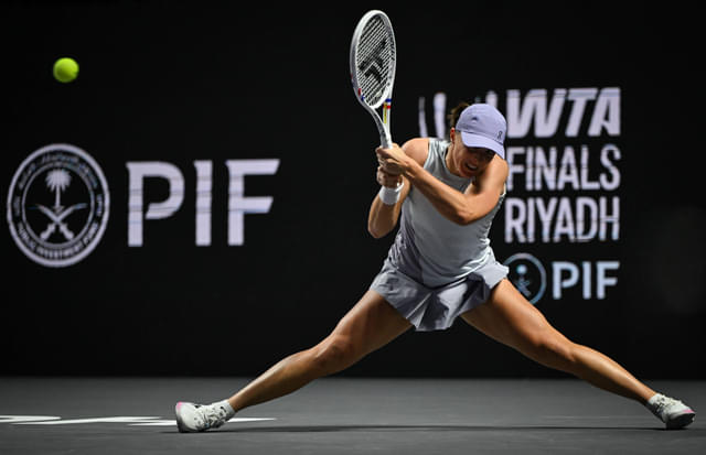 Ex-Star Explains Why Iga Swiatek Hit ‘Panic Mode’ in WTA Finals Loss to Elena Rybakina