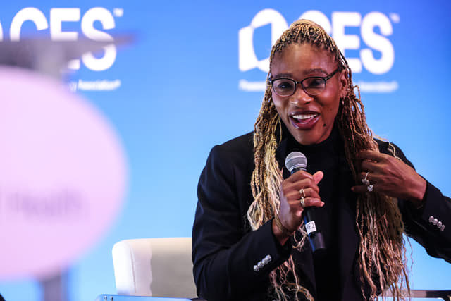 Serena Williams Backs Coco Gauff, Jokes About Racket-Smashing