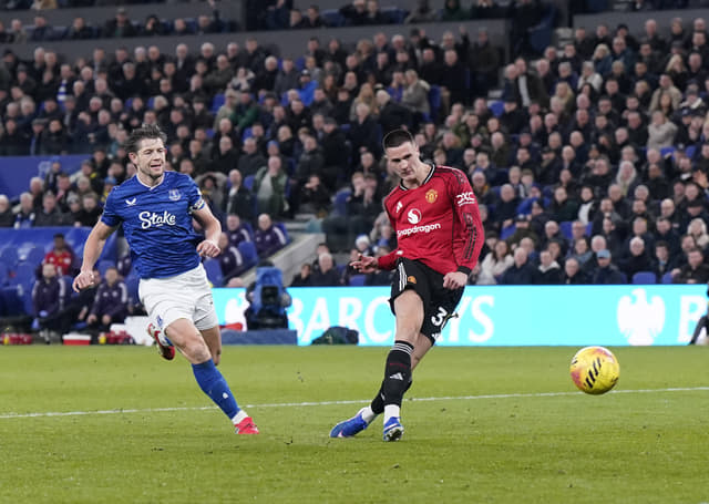 Sesko’s Late Counter Clincher Lifts United Three Clear in Fourth