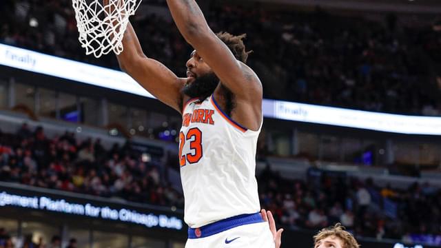Mitchell Robinson Gives Knicks Injury Scare With Ankle Tweak