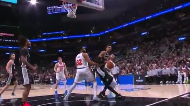 Victor Wembanyama Scarily Hyperextends His Left Knee