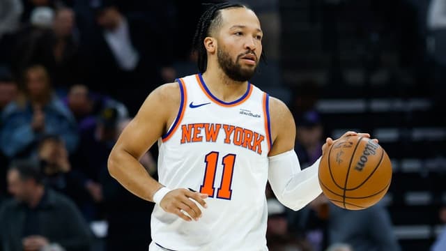 Jalen Brunson Tweaks Ankle Against Kings, Will Not Return