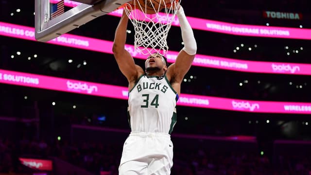 Spurs Stadium Berates Giannis By Counting Down His Free Throws