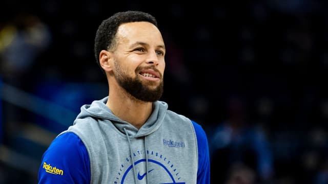Steph Curry Hilariously Guarded By Hornets While Entering The Tunnel