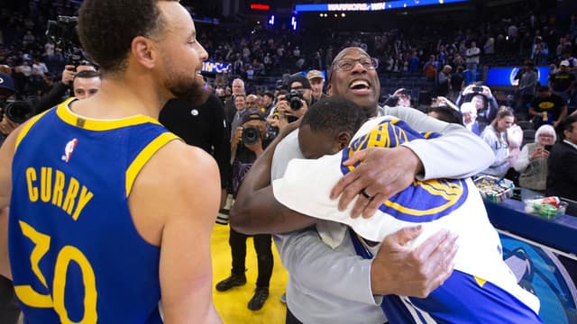 Knicks Players Rubbed The Wrong Way Seeing Mike Brown Hug Draymond Green