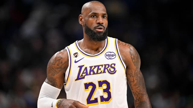 LeBron James's One-Hand Dunk Causes Chicago Crowd To Erupt