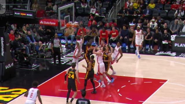 Kevin Durant Throws It Down Against The Hawks In Traffic