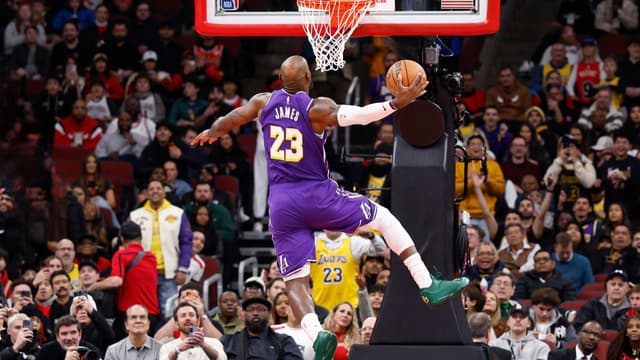 LeBron James Throws Down The Hammer In Wild Alley-Oop