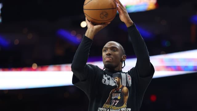 Tyrese Maxey Seen Barking At Ref Mid-Game Vs Knicks