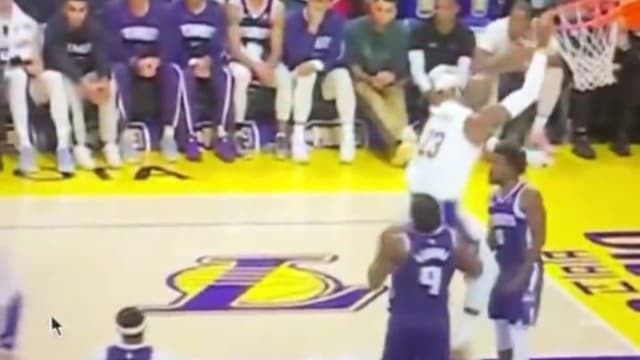 LeBron James Throws Down A Powerful Dunk In The 4th Quarter