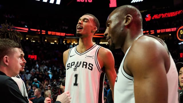 Wolves-Spurs Tied At The Half 45-45