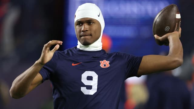 Deuce Knight Heads Home, Commits to Ole Miss