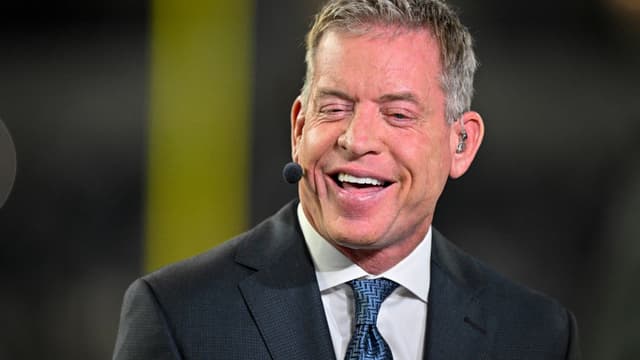 Troy Aikman’s Odd On-Air Laugh Amuses NFL Fans