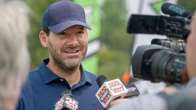 Tony Romo's Odd On-Air Laugh Amuses NFL Fans